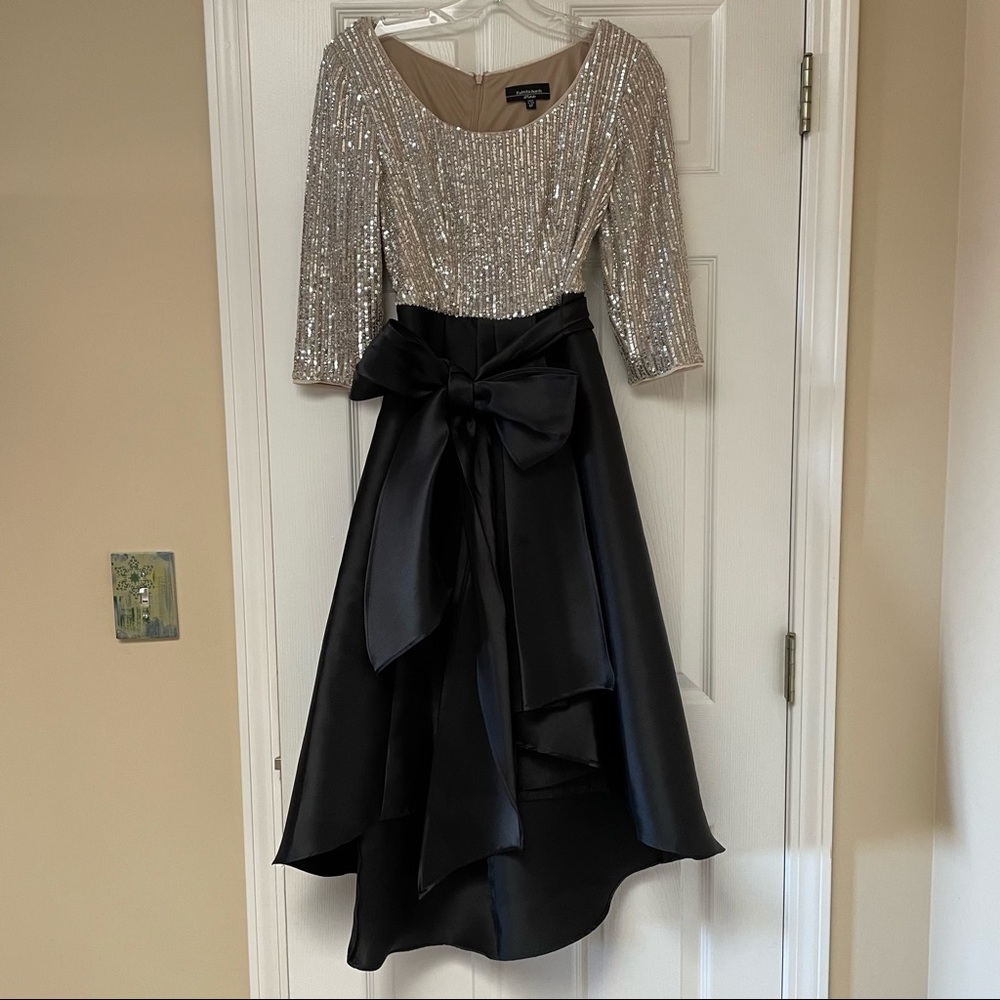 R&M Richards 6P festive BLACK & CHAMPAGNE black tie dress. PERFECT CONDITION.